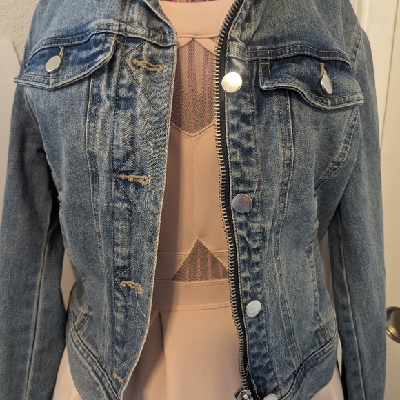 H&M light wash jean jacket - Picture 2 of 4